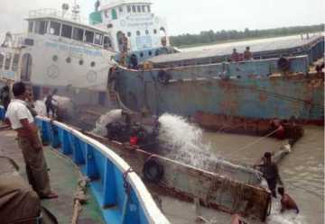 সুন্দরবনে ডুবে যাওয়া সারবাহী জাহাজের উদ্ধার কাজ শুরু